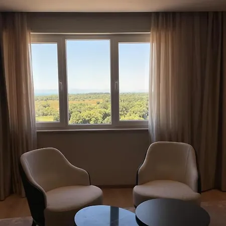 Spacious With Lake View Lägenhet