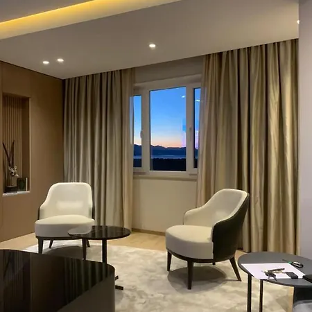 Spacious With Lake View *