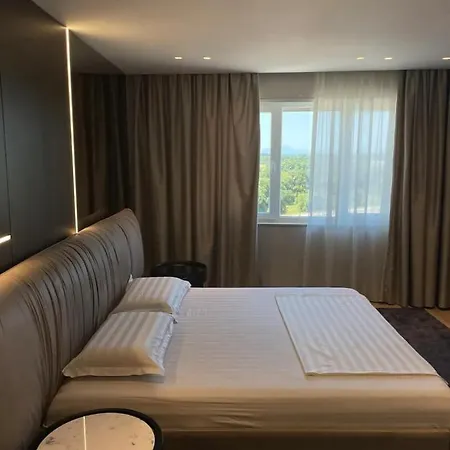 Spacious With Lake View *