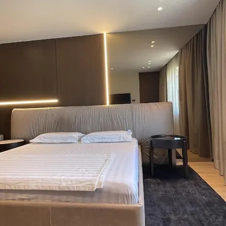 Spacious With Lake View Apartamento Shkodër